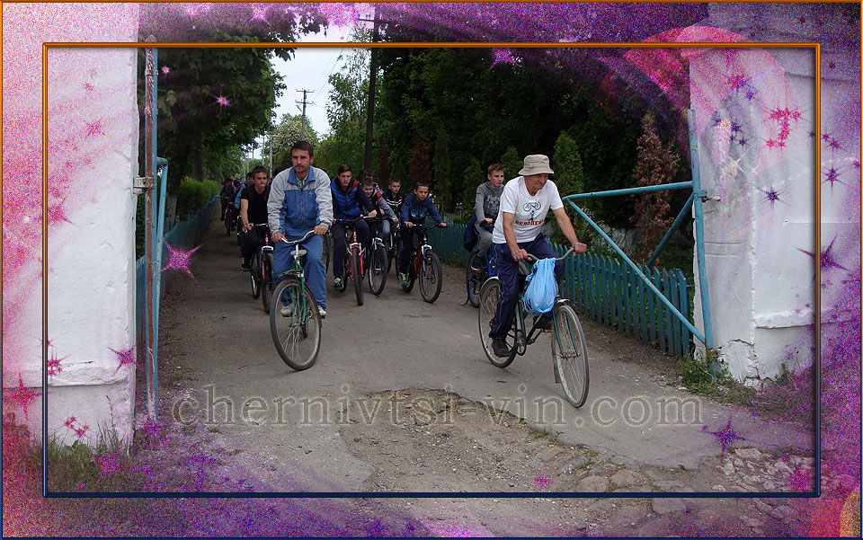 Казимир Костельний на велосипеді в школі села Моївка у Чернівецькому районі