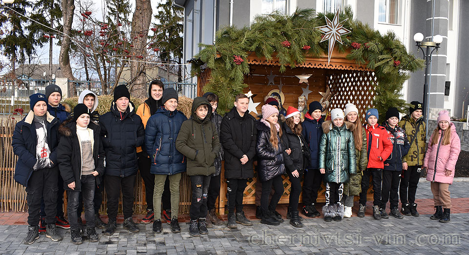 діти біля різдвяного вертепу, смт Чернівці