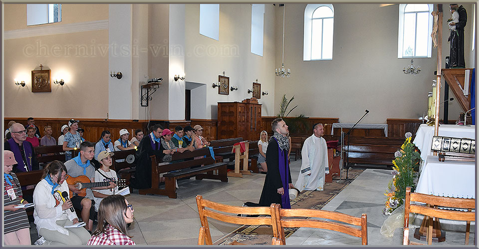 паломники моляться в костелі, смт Чернівці
