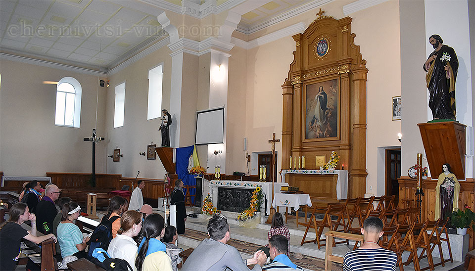 молитва в костелі святого Миколая, район Чернівецький