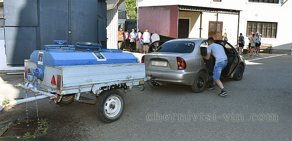 цистерна з водою в смт Чернівці