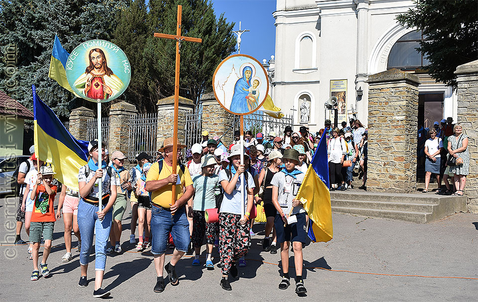 паломники йдуть до ікони Летичівської Богородиці, смт Чернівці