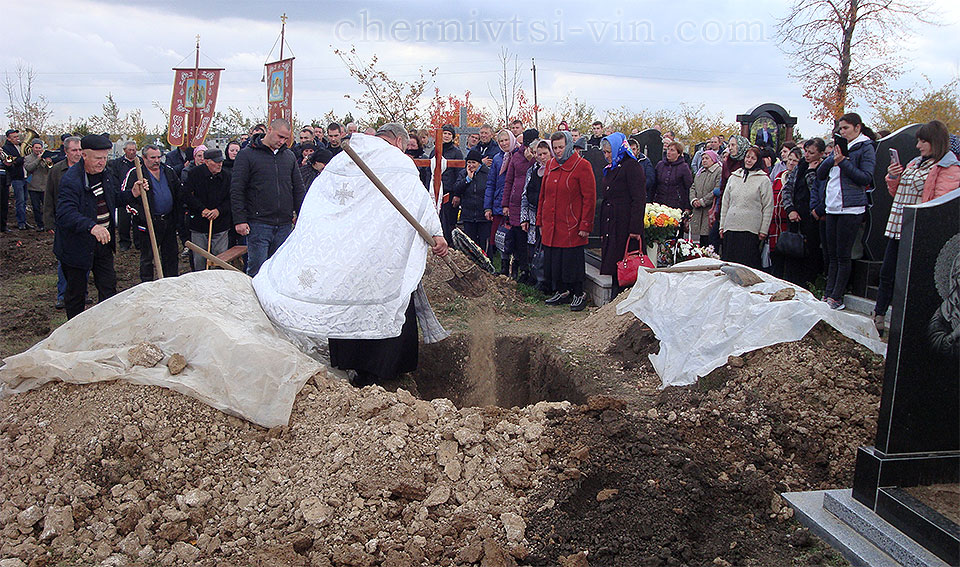прощання над могилою в селі Володіївці, Чернівецька громада