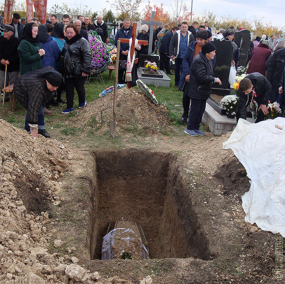 погребіння на кладовищі в селі Володіївці