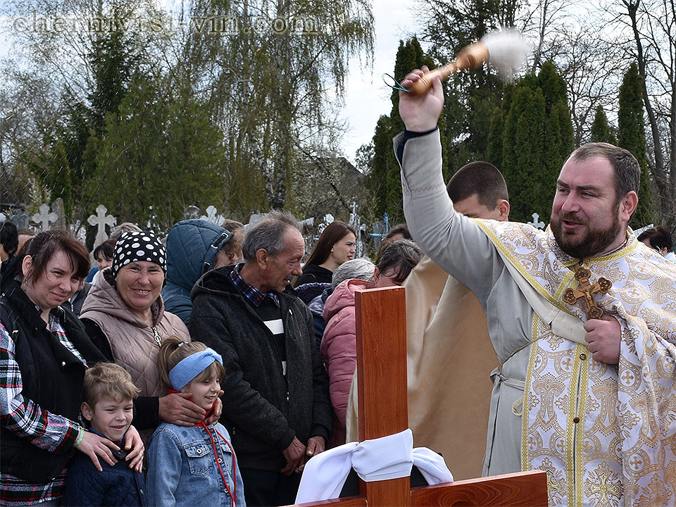 отець Павло освячує парафіян, Чернівецька громада